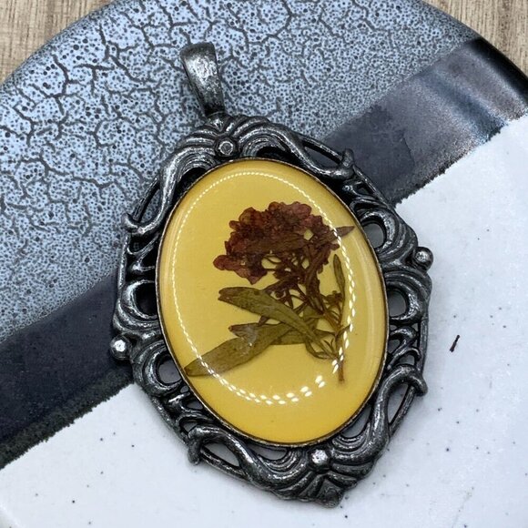 Vintage Jewelry - Pressed Encapsuled Flower Vintage Lucite Silver Tone Pendant